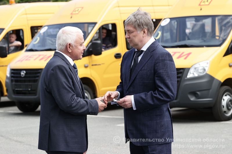 Алексей Русских вручил ключи от 18 новых школьных автобусов