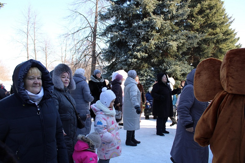 Сегодня, в селе Енганаево, жители собрались, чтобы отметить особый день - &quot;День двора&quot;.