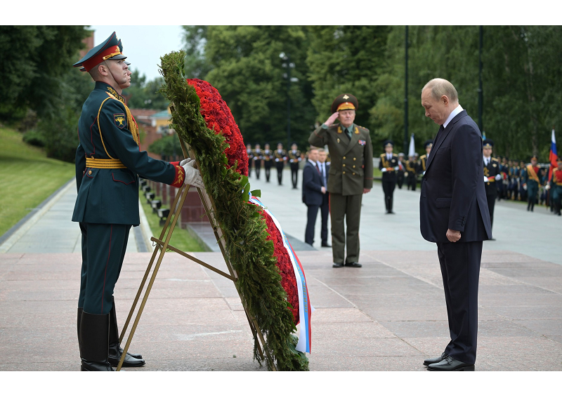 Возложение венка к Могиле Неизвестного Солдата.