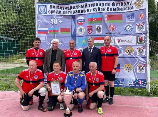 Команды из Ульяновска, Москвы и ДНР стали победителями Международного турнира по футболу среди ветеранов.