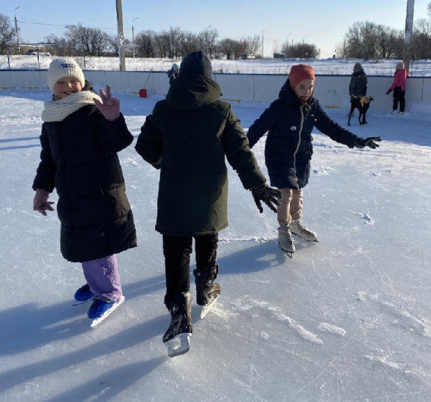 В Чердаклинском районе заливают катки. В Чердаклинском районе заливают катки.