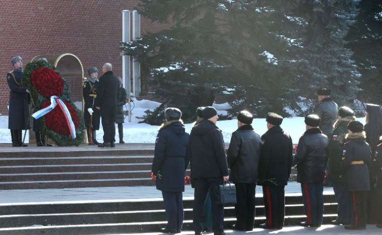 Возложение венка к Могиле Неизвестного Солдата.