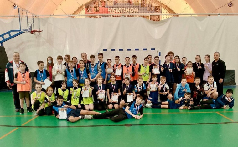 21 февраля прошли соревнования по мини-футболу среди мальчиков и девочек.