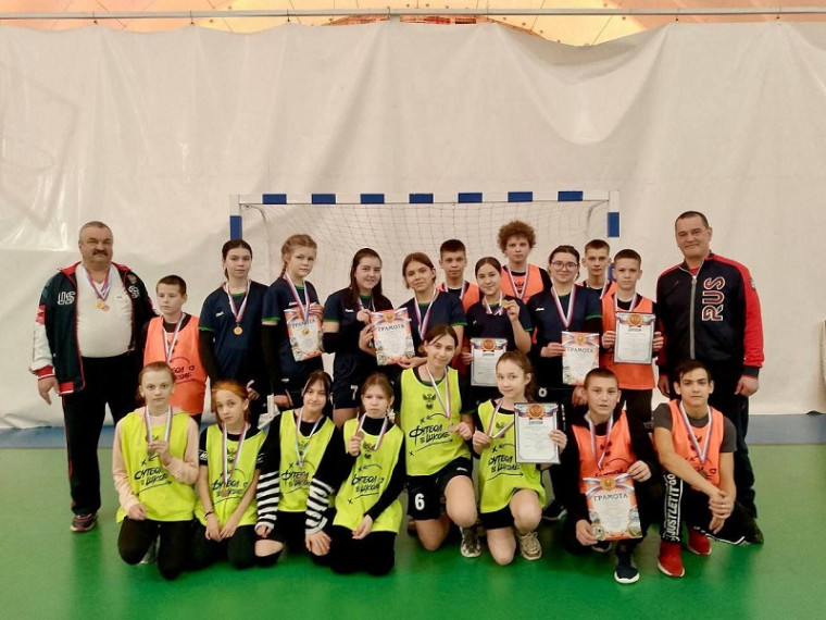 21 февраля прошли соревнования по мини-футболу среди мальчиков и девочек.
