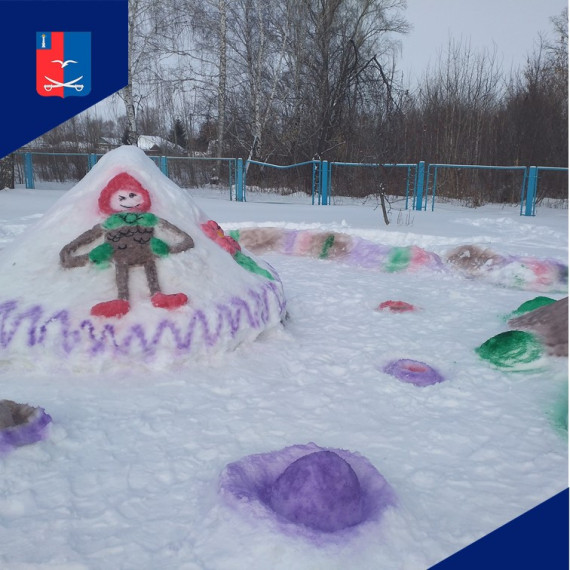 Педагоги Чердаклинского детского сада совместно с инициативной группой родителей трудились над созданием снежных фигур.