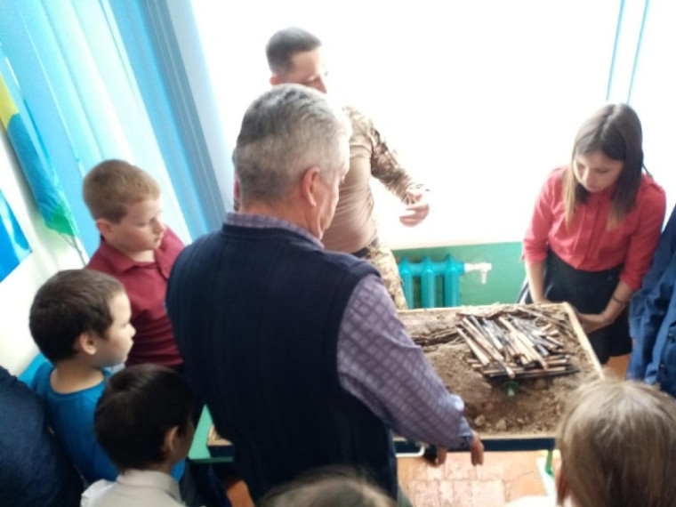В Калмаюрской школе состоялась встреча обучающихся с участником СВО.