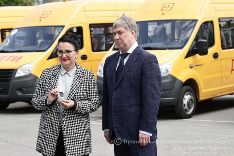Алексей Русских вручил ключи от 18 новых школьных автобусов.